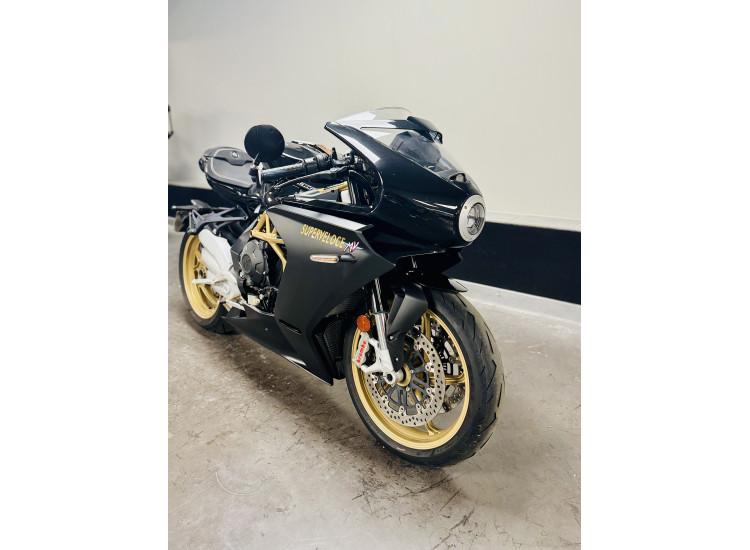 MV AGUSTA SUPERVELOCE 800 / MAGNIFIQUE